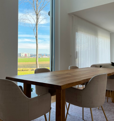 Wohnzimmertisch aus Holz mit Aussicht