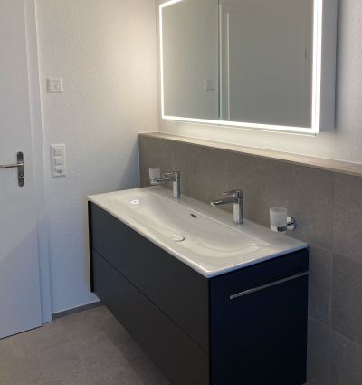 Badezimmer mit schwarzem Design