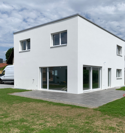 Weisses Haus mit grüner Wiese