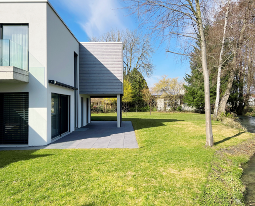 Haus mit grünem Garten