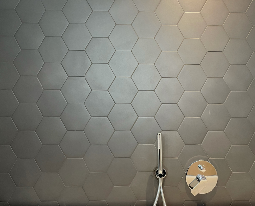 Bienenwaben Struktur an Duschwand