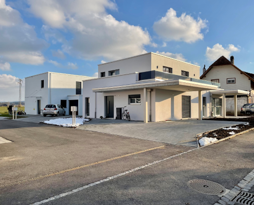 Weisses Haus mit Parkplatz