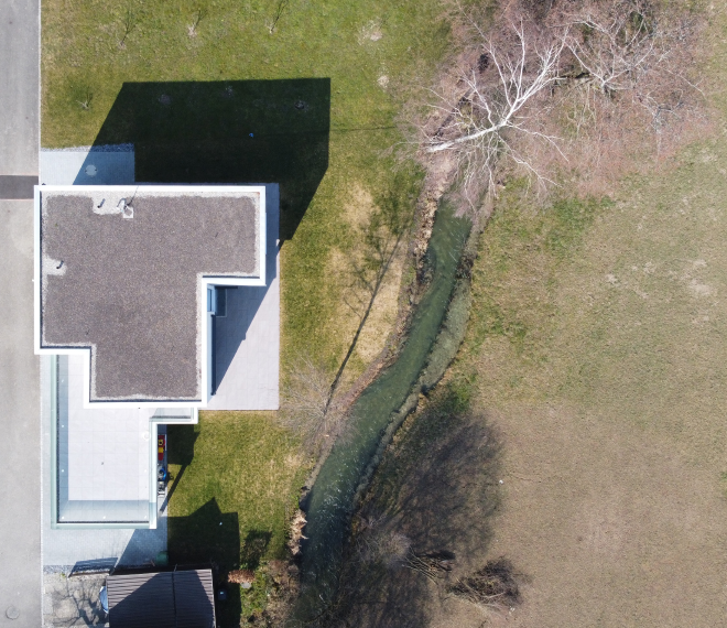 Bild von Gebäude mit Bach in Vogelperspektive 