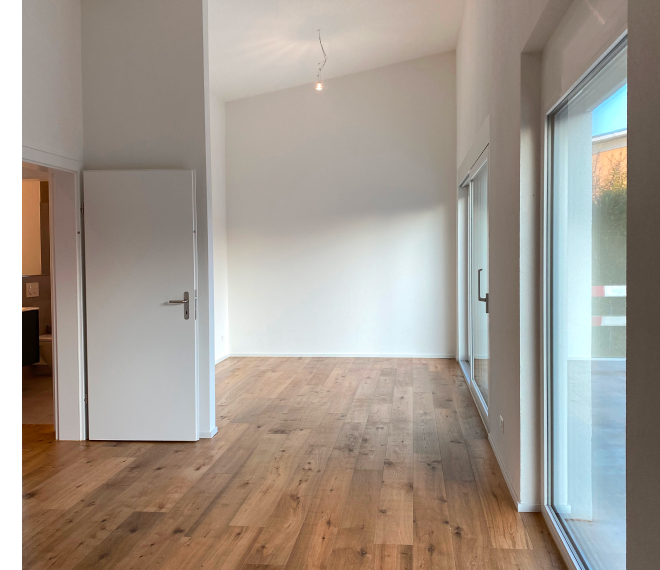 Innenraum mit grossen Fenster und hoher Raumhöhe