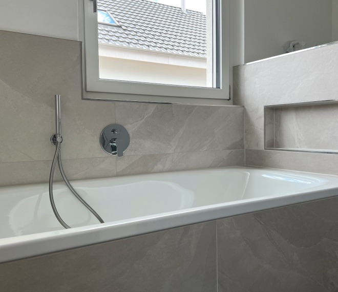 Badewanne mit Steinwand