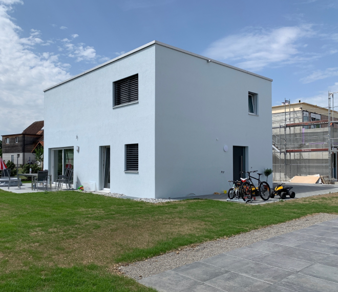 Blaues Haus mit grüner Wiese